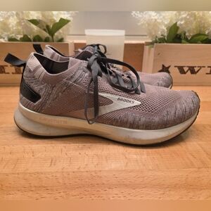 Brooks Levitate Blush Pink Mesh Lace Up Low Top Running Sneaker Womens Size 9